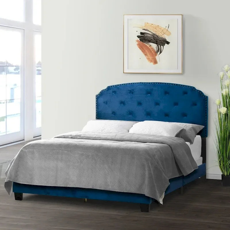 Lit Queen en velours bleu marine avec capitonnage et clous noirs